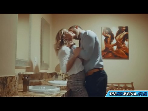 ❤️ Nigbati bilondi ti oyan ba tan ọ ni yara isinmi ti gbogbo eniyan ❤️ Ohun onihoho ti ile ❌️